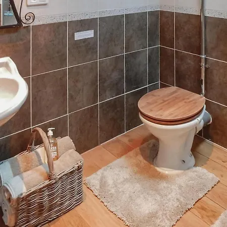 Stunning In With 2 Bedrooms And Wifi 度假居